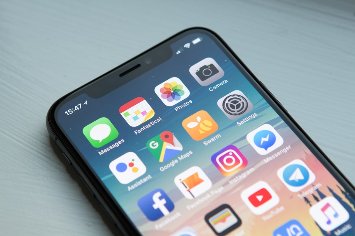 斗球App在iPhone灵动岛和iPad分屏模式下的界面预览图 - 显示实时比分与直播画面